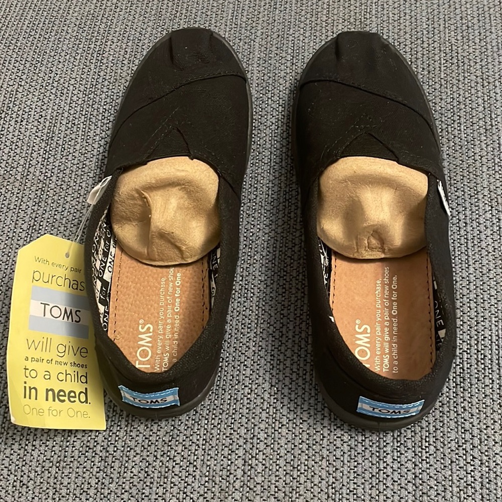 NWT Tom’s Youth Canvas Classic